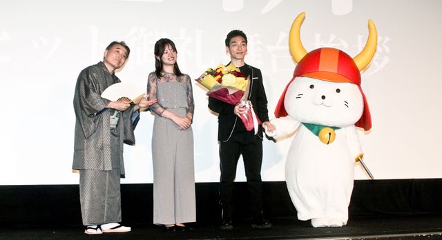 草なぎ剛、ひこにゃん相手にハイテンションで応戦!『碁盤斬り』大ヒット御礼舞台あいさつ:フォトギャラリー