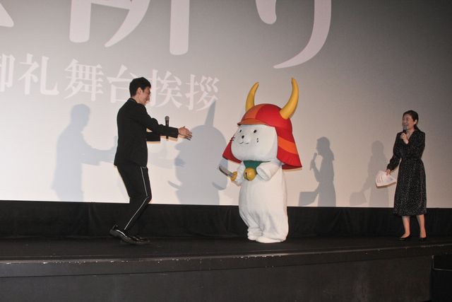 草なぎ剛、ひこにゃん相手にハイテンションで応戦！『碁盤斬り』大ヒット御礼舞台あいさつ（4枚目）