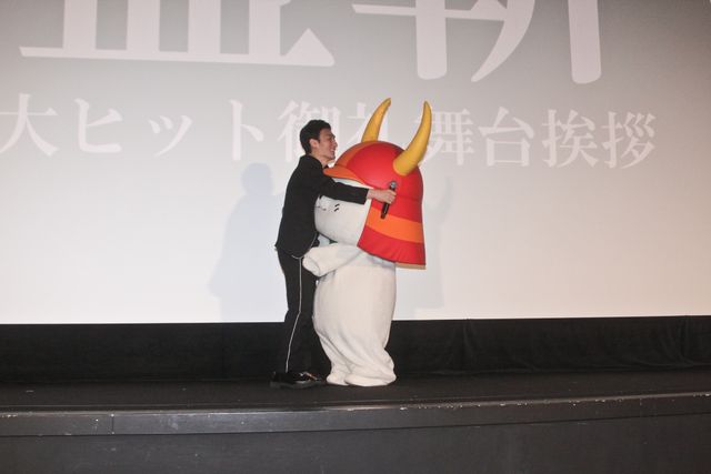 草なぎ剛、ひこにゃん相手にハイテンションで応戦！『碁盤斬り』大ヒット御礼舞台あいさつ（5枚目）