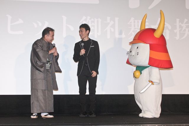 草なぎ剛、ひこにゃん相手にハイテンションで応戦！『碁盤斬り』大ヒット御礼舞台あいさつ（7枚目）