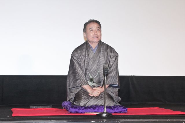 草なぎ剛、ひこにゃん相手にハイテンションで応戦！『碁盤斬り』大ヒット御礼舞台あいさつ（8枚目）