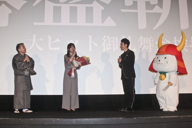 草なぎ剛、ひこにゃん相手にハイテンションで応戦！『碁盤斬り』大ヒット御礼舞台あいさつ（9枚目）