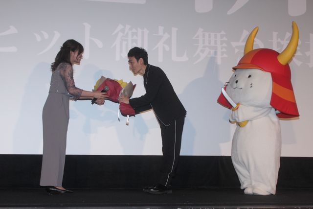 草なぎ剛、ひこにゃん相手にハイテンションで応戦！『碁盤斬り』大ヒット御礼舞台あいさつ（10枚目）