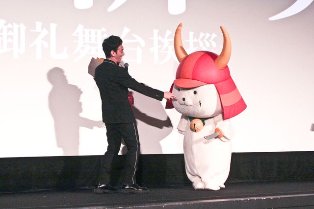草なぎ剛、ひこにゃん相手にハイテンションで応戦！『碁盤斬り』大ヒット御礼舞台あいさつ（12枚目）