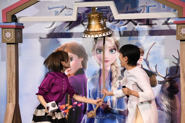 松たか子＆神田沙也加、鐘を鳴らして大ヒット祝い！『アナと雪の女王2』大ヒット記念イベント（15枚目）