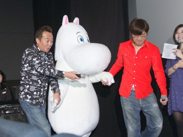 ムーミンの手を引きながら登場するさまぁ～ず！フォトギャラリー：フォトギャラリー