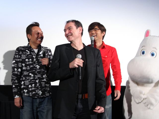 ムーミンの手を引きながら登場するさまぁ～ず！フォトギャラリー（4枚目）