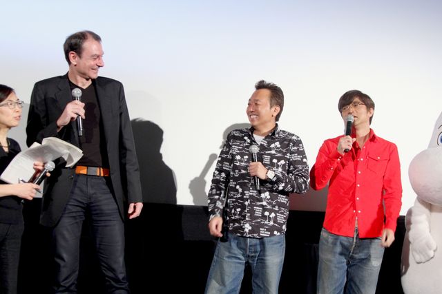 ムーミンの手を引きながら登場するさまぁ～ず！フォトギャラリー（6枚目）