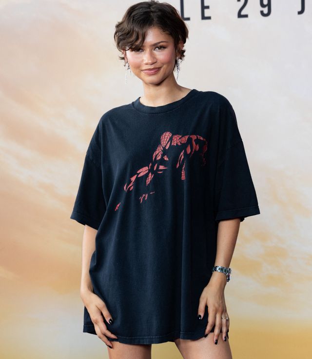 Tシャツを売った人は衝撃なはず！ - フランス・パリで行われたファンイベントでのゼンデイヤ