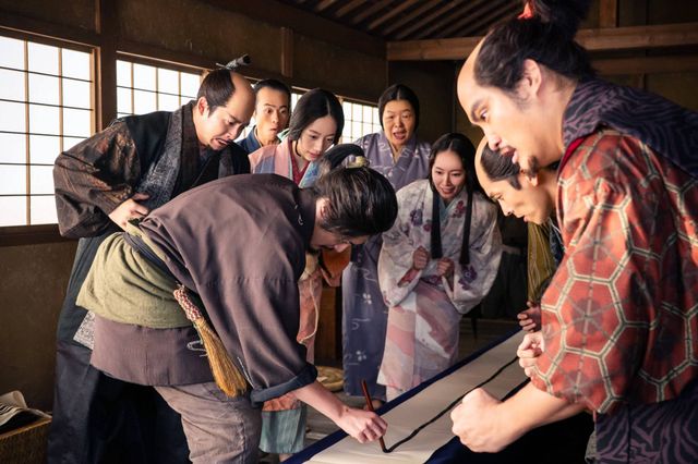 秀長（仲野太賀）＆才蔵（間宮祥太朗）が筆開発に奔走！「豊臣兄弟！」第38回場面写真（2枚目）
