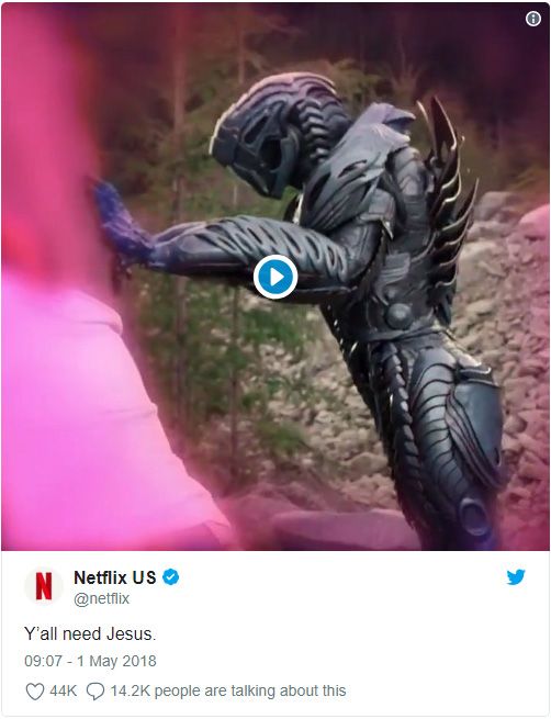 お尻がセクシー!? - 写真は Netflix US 公式Twitterのスクリーンショット