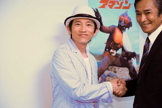 仮面ライダーシリーズ第4作目「仮面ライダーアマゾン」岡崎徹＆松田洋治が再会！「仮面ライダーアマゾン Blu-ray BOX」特典収録フォトギャラリー（3枚目）