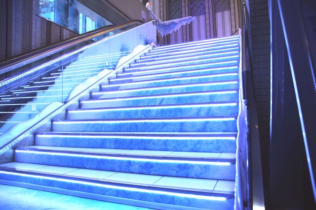 ルミネ新宿の階段が劇中さながらの光景に