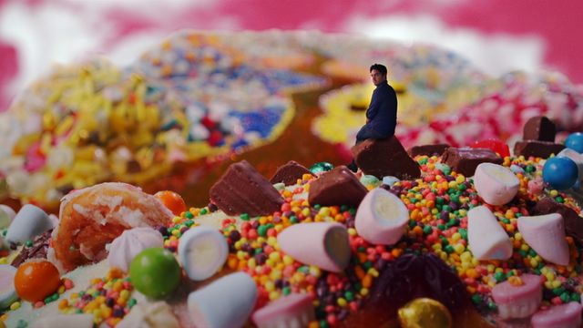 お菓子にたたずむデイモン…映画『あまくない砂糖の話』より