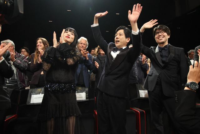 公式上映を終えスタンディングオベーションに包まれる小松菜奈と会場中に手を振る二宮和也
