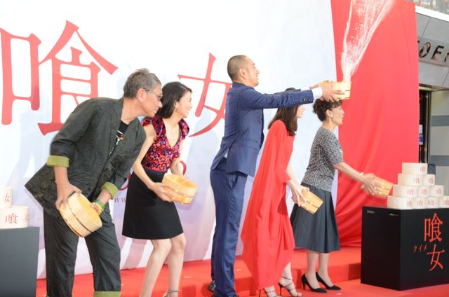 豪快にまきすぎて水がかかっちゃいました…映画『喰女－クイメ－』完成披露試写フォトギャラリー：フォトギャラリー