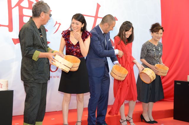 豪快にまきすぎて水がかかっちゃいました…映画『喰女－クイメ－』完成披露試写フォトギャラリー（2枚目）