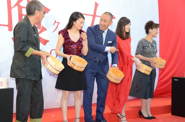 豪快にまきすぎて水がかかっちゃいました…映画『喰女－クイメ－』完成披露試写フォトギャラリー（3枚目）