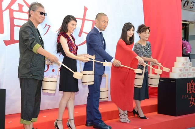 豪快にまきすぎて水がかかっちゃいました…映画『喰女－クイメ－』完成披露試写フォトギャラリー（4枚目）