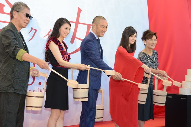 豪快にまきすぎて水がかかっちゃいました…映画『喰女－クイメ－』完成披露試写フォトギャラリー（5枚目）