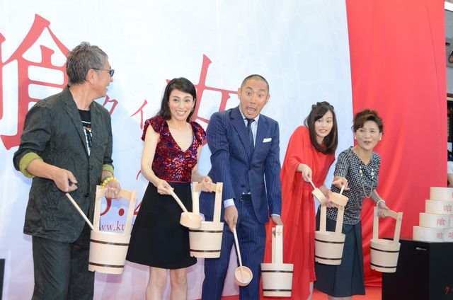 豪快にまきすぎて水がかかっちゃいました…映画『喰女－クイメ－』完成披露試写フォトギャラリー（6枚目）