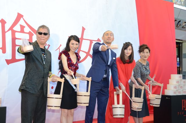 豪快にまきすぎて水がかかっちゃいました…映画『喰女－クイメ－』完成披露試写フォトギャラリー（7枚目）