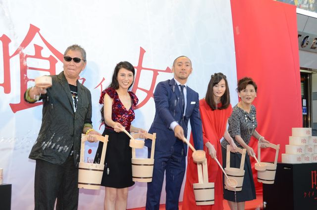 豪快にまきすぎて水がかかっちゃいました…映画『喰女－クイメ－』完成披露試写フォトギャラリー（8枚目）