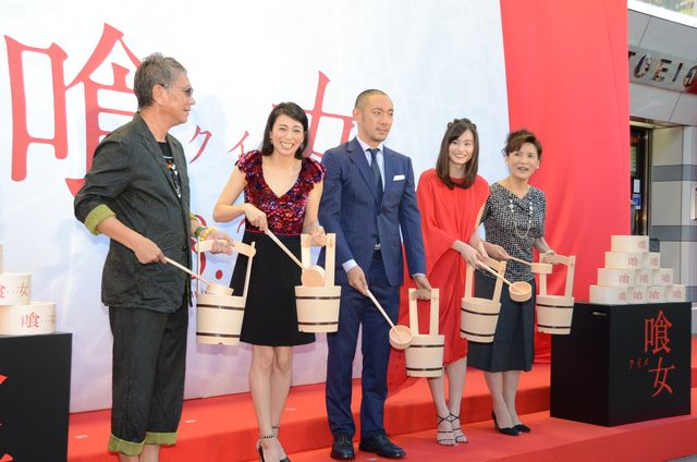 豪快にまきすぎて水がかかっちゃいました…映画『喰女－クイメ－』完成披露試写フォトギャラリー（10枚目）