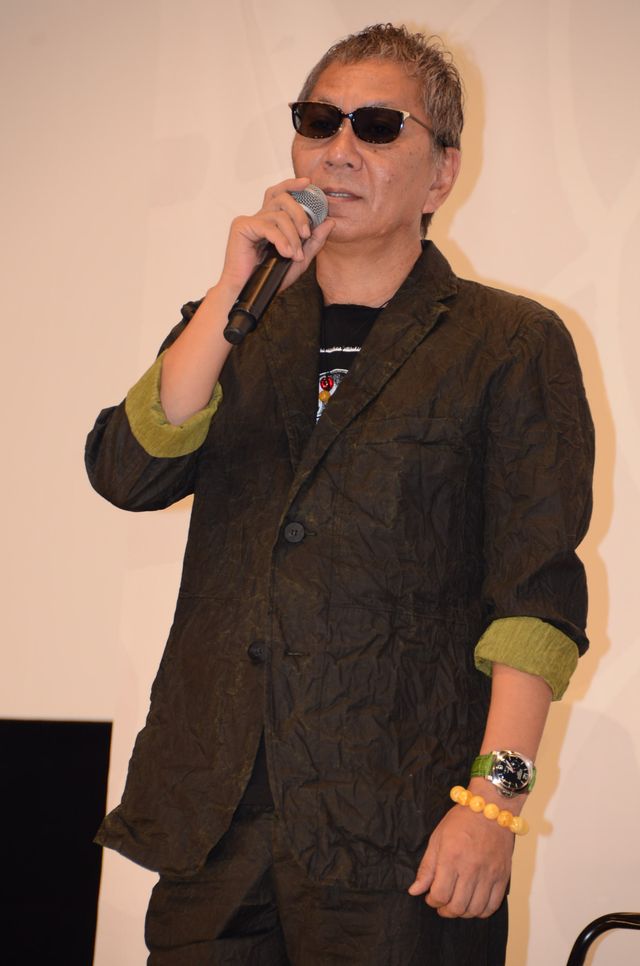 豪快にまきすぎて水がかかっちゃいました…映画『喰女－クイメ－』完成披露試写フォトギャラリー（11枚目）