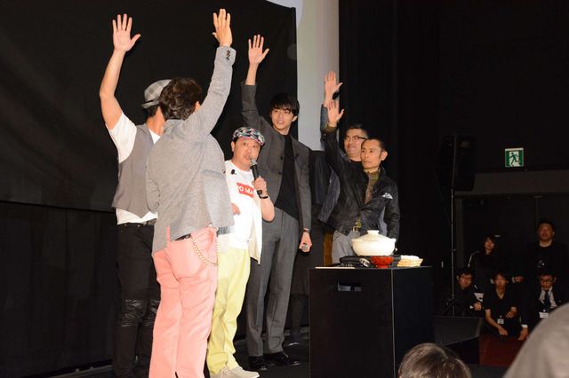 東出昌大、ダチョウ倶楽部とヤー！“熱々おでん”にも挑戦…フォトギャラリー（11枚目）