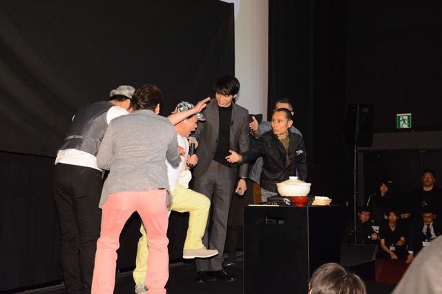 東出昌大、ダチョウ倶楽部とヤー！“熱々おでん”にも挑戦…フォトギャラリー（12枚目）