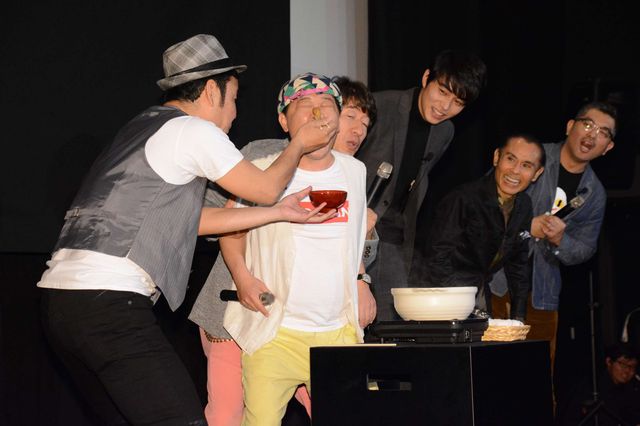 東出昌大、ダチョウ倶楽部とヤー！“熱々おでん”にも挑戦…フォトギャラリー（13枚目）