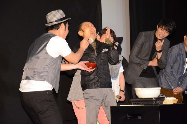 東出昌大、ダチョウ倶楽部とヤー！“熱々おでん”にも挑戦…フォトギャラリー（15枚目）