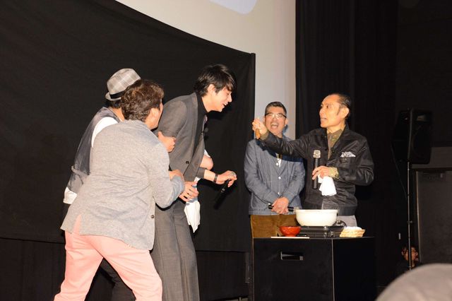 東出昌大、ダチョウ倶楽部とヤー！“熱々おでん”にも挑戦…フォトギャラリー（17枚目）