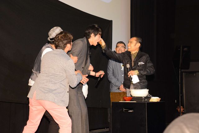 東出昌大、ダチョウ倶楽部とヤー！“熱々おでん”にも挑戦…フォトギャラリー（18枚目）