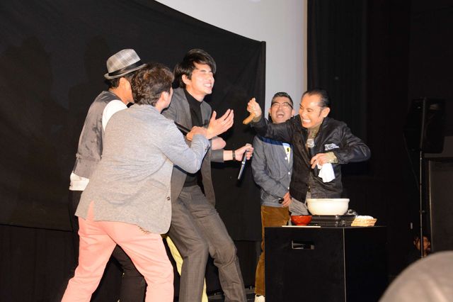 東出昌大、ダチョウ倶楽部とヤー！“熱々おでん”にも挑戦…フォトギャラリー（19枚目）