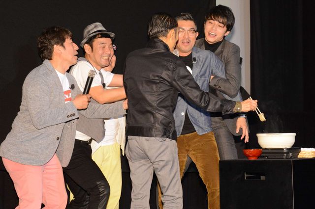東出昌大、ダチョウ倶楽部とヤー！“熱々おでん”にも挑戦…フォトギャラリー（23枚目）