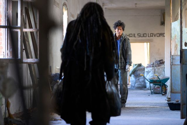 『岸辺露伴は動かない　懺悔室』浮浪者ソトバ（戸次重幸）＆呪われる男・水尾（大東駿介）新場面写真＜5枚＞：フォトギャラリー