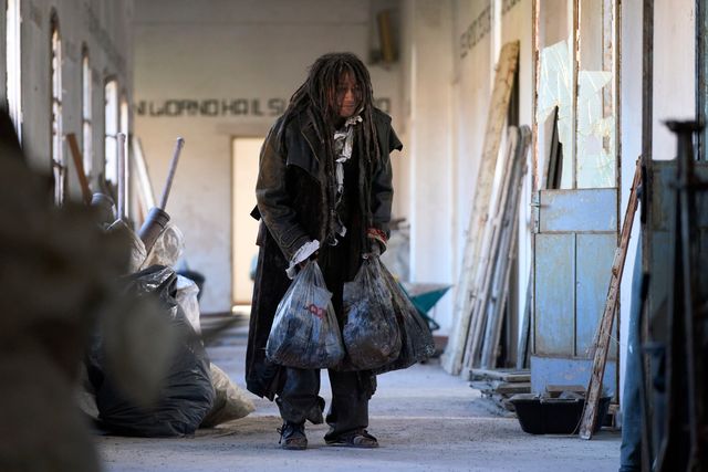 『岸辺露伴は動かない　懺悔室』浮浪者ソトバ（戸次重幸）＆呪われる男・水尾（大東駿介）新場面写真＜5枚＞（3枚目）