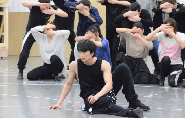 新田真剣佑、肉体美＆圧巻のパフォーマンス！「星の大地に降る涙 THE MUSICAL」稽古場会見（15枚目）