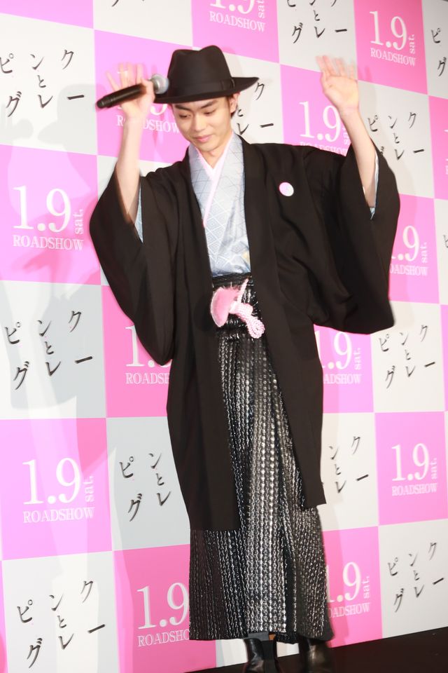菅田将暉、“ピンクとグレー”のはかま姿で登場！フォトギャラリー：フォトギャラリー