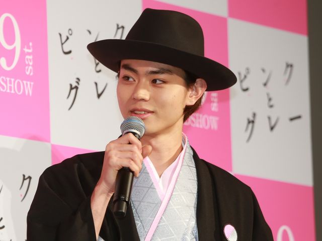 菅田将暉、“ピンクとグレー”のはかま姿で登場！フォトギャラリー（2枚目）