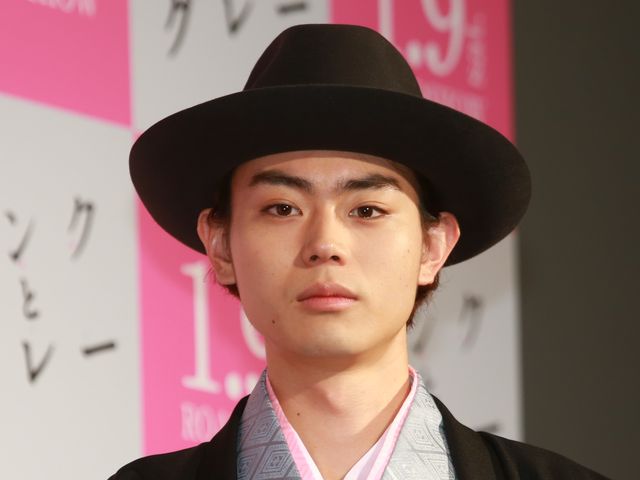 菅田将暉、“ピンクとグレー”のはかま姿で登場！フォトギャラリー（3枚目）