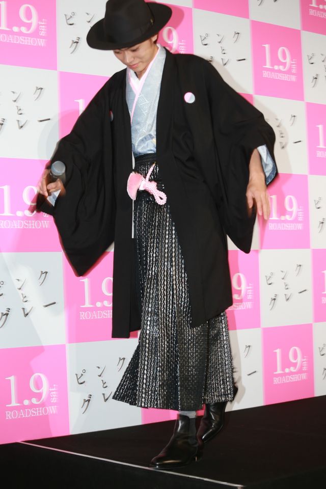 菅田将暉、“ピンクとグレー”のはかま姿で登場！フォトギャラリー（5枚目）