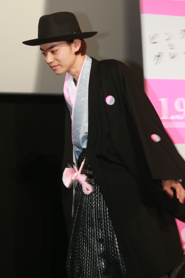 菅田将暉、“ピンクとグレー”のはかま姿で登場！フォトギャラリー（6枚目）