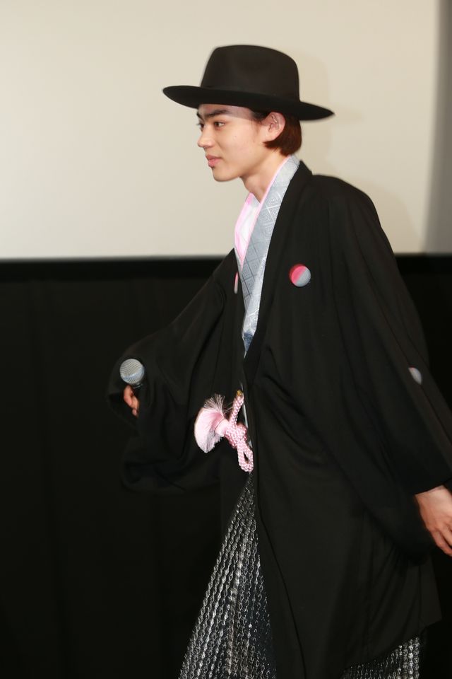 菅田将暉、“ピンクとグレー”のはかま姿で登場！フォトギャラリー（7枚目）