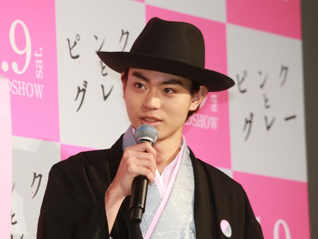 菅田将暉、“ピンクとグレー”のはかま姿で登場！フォトギャラリー（8枚目）