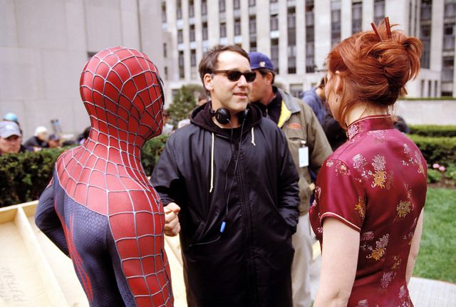 『スパイダーマン』（2002）撮影当時のサム・ライミ監督（中央）