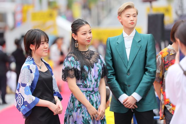 AKB48武藤十夢、中西悠綺、長澤樹ら華々しく登場！第14回沖縄国際映画祭レッドカーペットの様子：フォトギャラリー