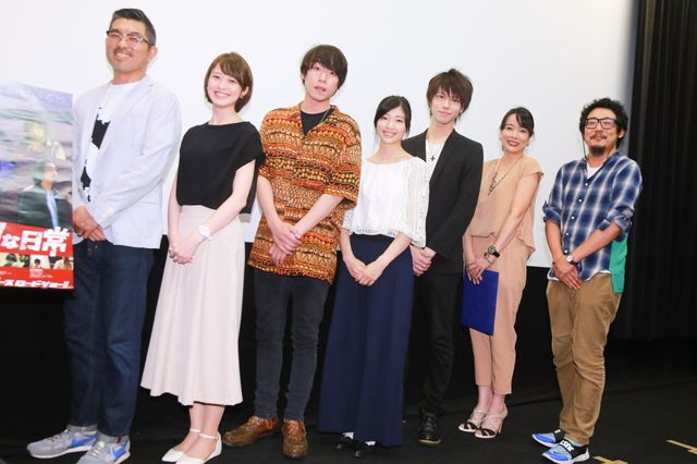 映画『スリリングな日常』初日舞台あいさつには（左から）豊島圭介監督、加藤葵、落合モトキ、相楽樹、山崎大輝、田中広子、頃安祐良監督が来場した